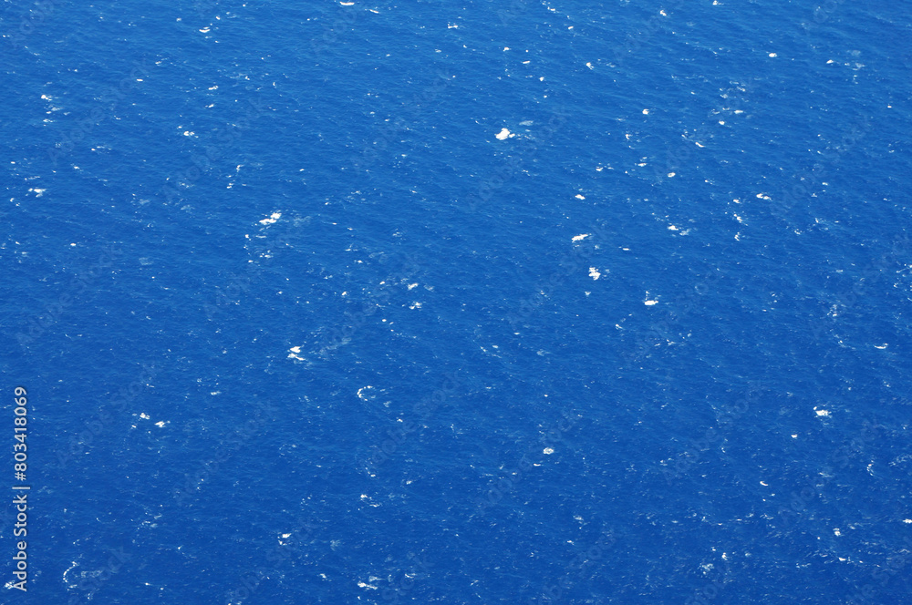 Obraz premium Vast Ocean Expanse With Scattered Whitecaps Under Clear Blue Sky