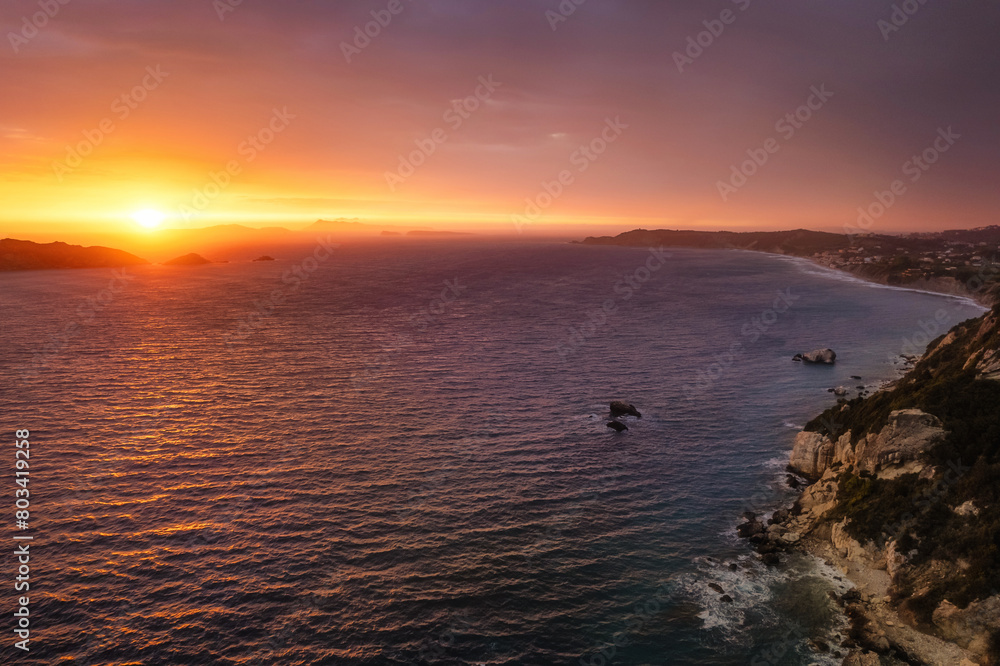 Schöner Sonnenuntergang vor der Küste Korfus mit Blick von der Stadt Afionas in Richtung Meer