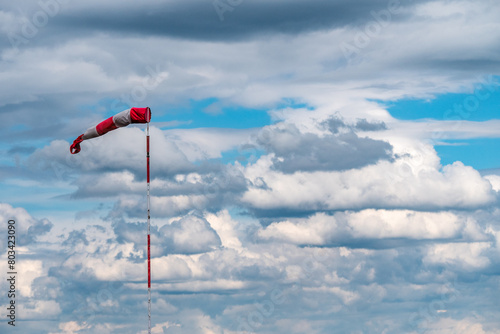 Windbeutel vor Himmel