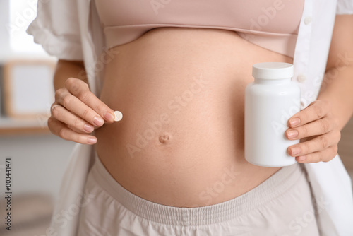 Young pregnant woman with p...
