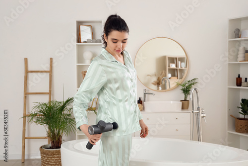 Young woman massaging her t...