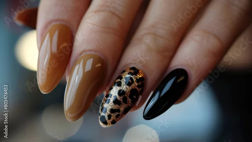 Obraz Wild Elegance: A Stylish Manicure Design Featuring Brown Tones and Leopard Pattern