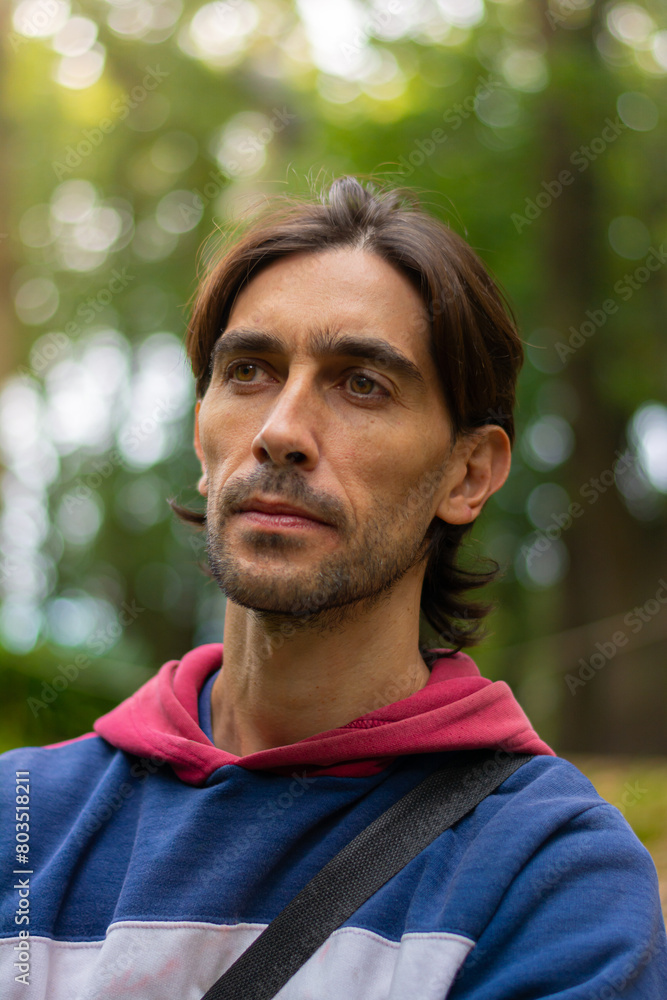 Fototapeta premium Rostro de hombre pensativo rodeado por la naturaleza verde. persona con bosque de fondo 