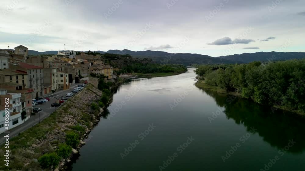 Puente de Mora de Ebro-Rio Ebro-Ribera de Ebro-Tarragona-España Puente de Mora de Ebro-Rio Ebro-Ribera de Ebro-Tarragona-España