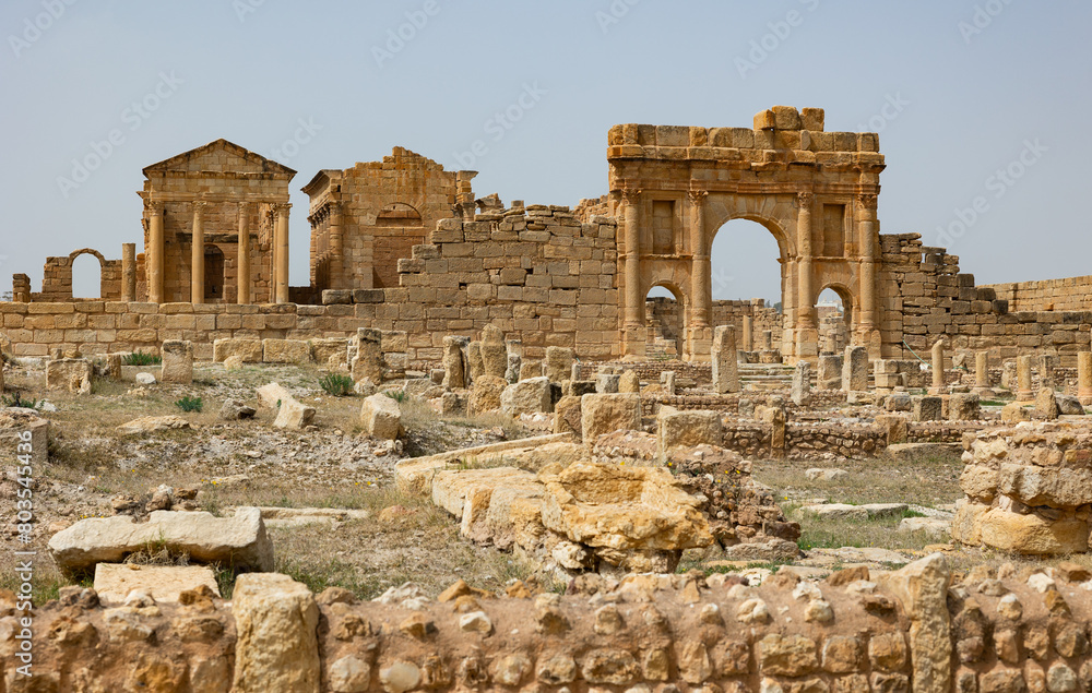 Fototapeta premium Roman Forum of Sufetula (Subaytilah). Arch of Antoninus Pius and Capitoline Temples of Sufetula. Tunisia