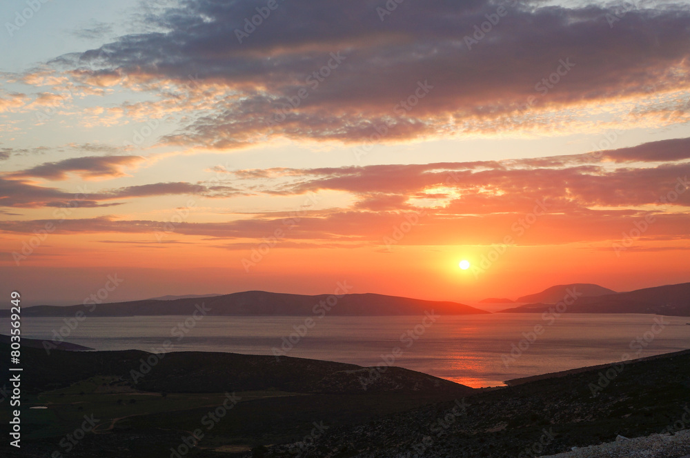 ギリシャのスキロス島から眺める美しい夕焼け