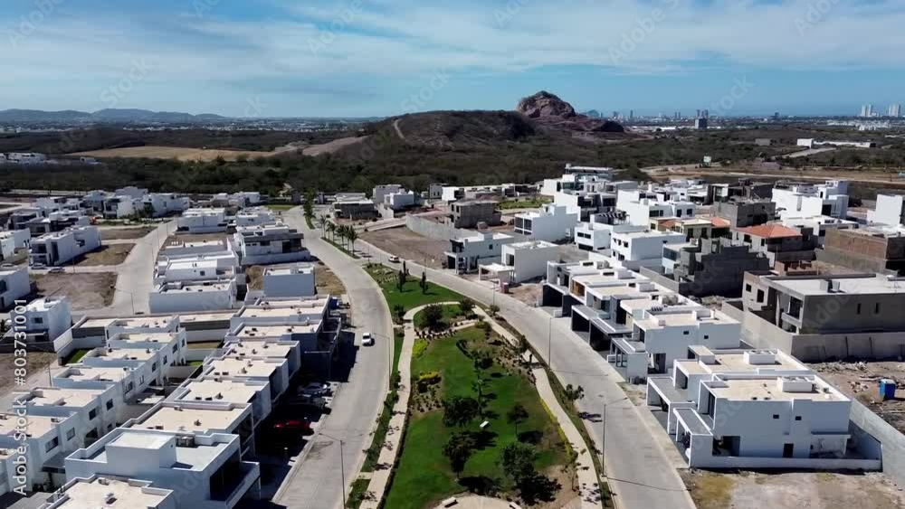 parque en Area común rodeado de casas blancas y calles junto con pasillos y caminos parque en Area común rodeado de casas blancas y calles junto con pasillos y caminos