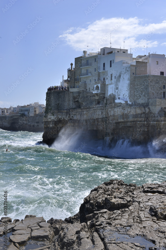 abitazioni del centro storico di polignano a mare in puglia a picco sul mare durante una giornata ventosa abitazioni del centro storico di polignano a mare in puglia a picco sul mare durante una giornata ventosa