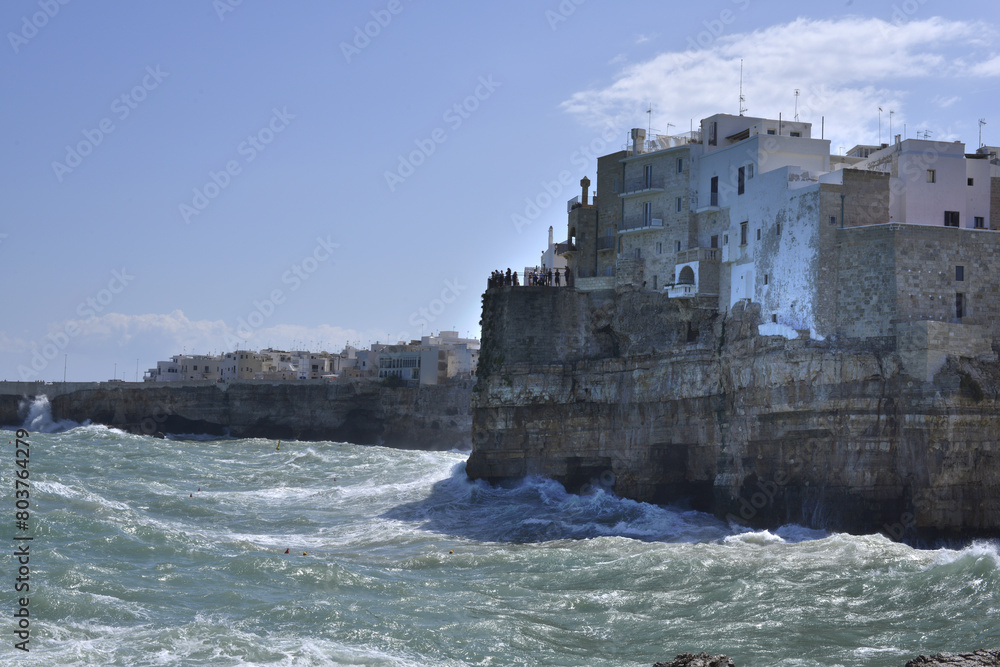 abitazioni del centro storico di polignano a mare in puglia a picco sul mare durante una giornata ventosa abitazioni del centro storico di polignano a mare in puglia a picco sul mare durante una giornata ventosa