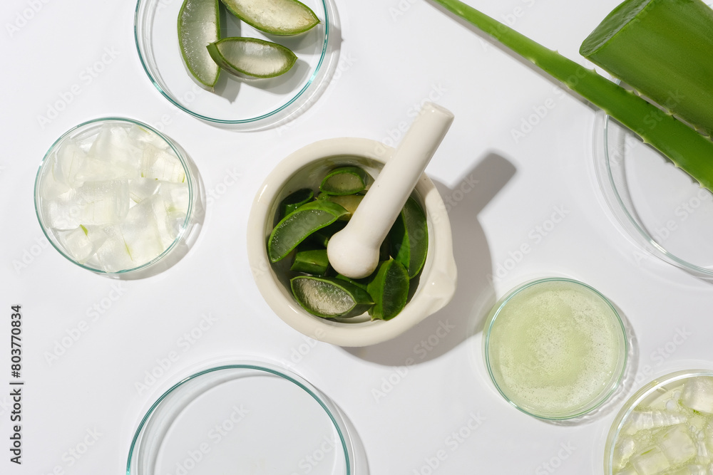 Φωτογραφία The preparation for manufacturing product of aloe vera with fresh aloe and, petri dish, mortar and pestle are spread evenly on white table