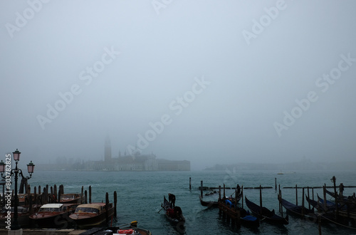 monumenti di venezia durante una giornata con una forte nebbia