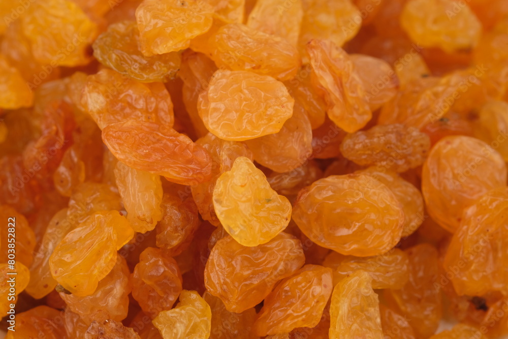 Raisins are made from grapes that go through a drying process. Raisins contain fiber, potassium, iron, minerals and antioxidants. Golden raisin. Kismis. Raisins are made from grapes that go through a drying process. Raisins contain fiber, potassium, iron, minerals and antioxidants. Golden raisin. Kismis.