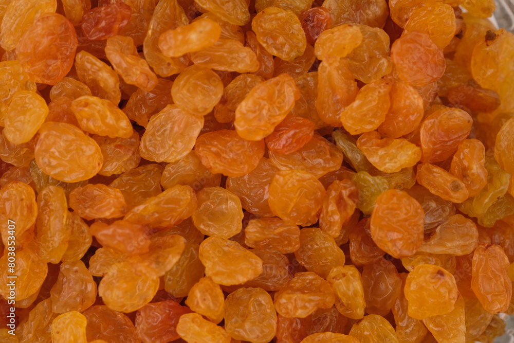 Raisins are made from grapes that go through a drying process. Raisins contain fiber, potassium, iron, minerals and antioxidants. Golden raisin. Kismis. Raisins are made from grapes that go through a drying process. Raisins contain fiber, potassium, iron, minerals and antioxidants. Golden raisin. Kismis.