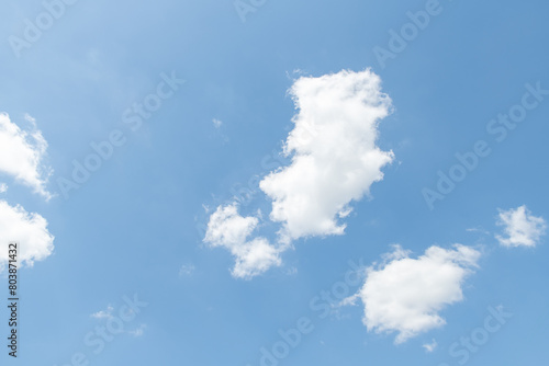 春の空、順光で青空に浮かぶ雲の写真