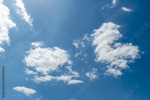 春の空、左からの斜光線を受けて青空に輝く雲