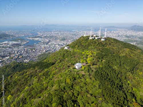 北九州市八幡のシンボル皿倉山山頂を権現山山頂上空より北九州市街や洞海湾を背景に空撮（2024年4月 高解像度撮影）