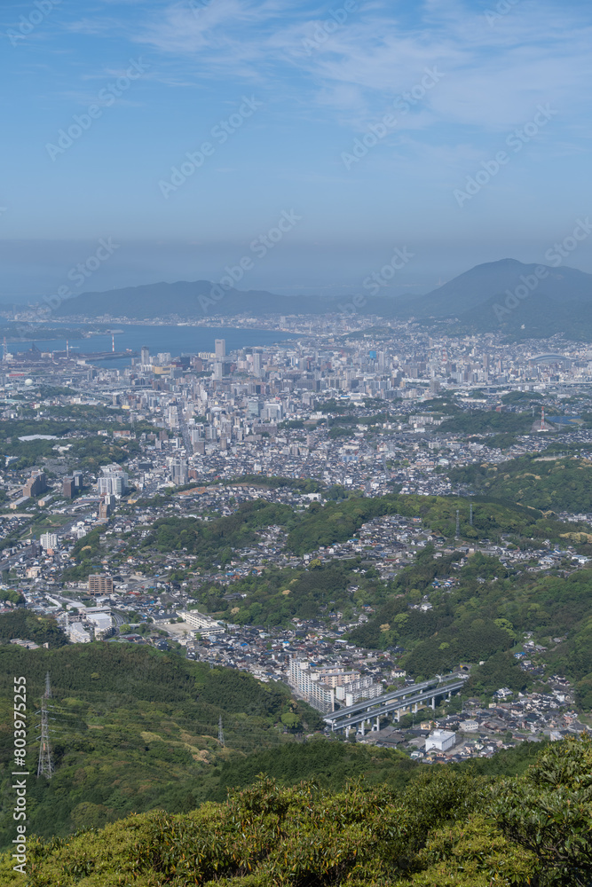 Obraz premium 北九州市皿倉山国見岩展望台からの眺望〜八幡東区大蔵地区（2024年4月）