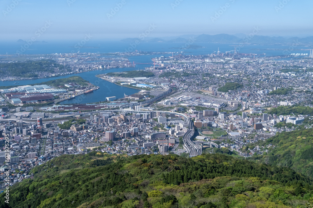 皿倉山国見岩展望台から眼下に広がる北九州市の昼景（2024年4月）