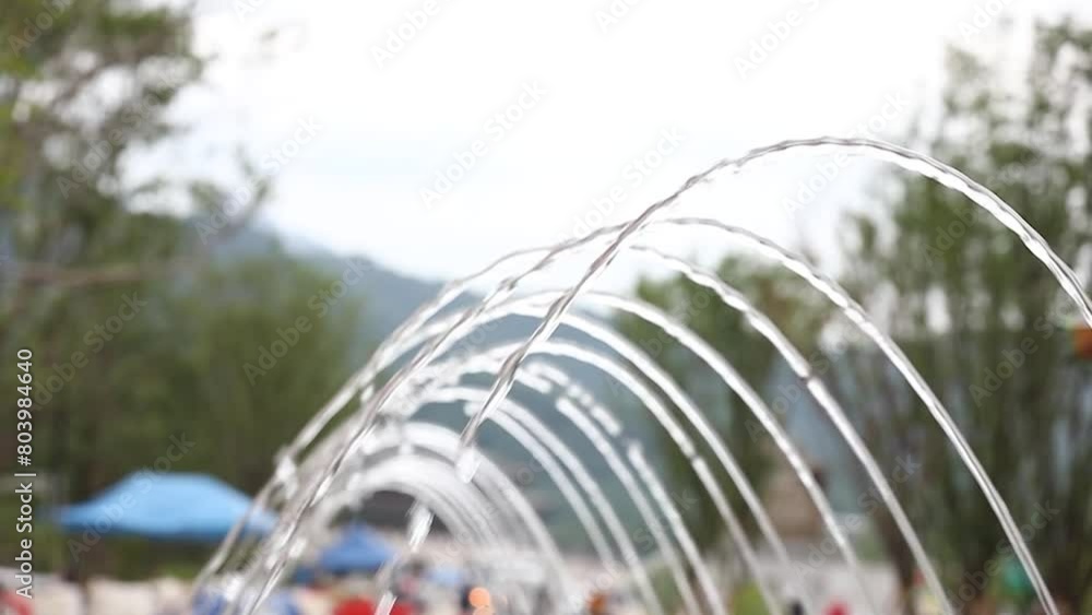 도시 광장의 시원한 물줄기 Stock-Video | Adobe Stock
