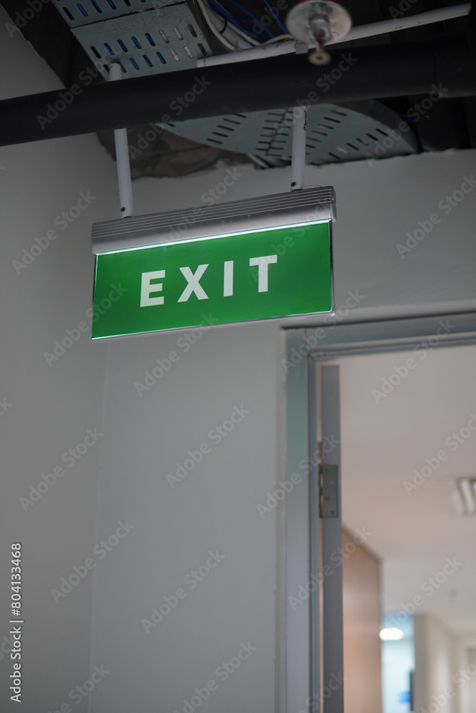 Obraz premium exit sign in a hotel