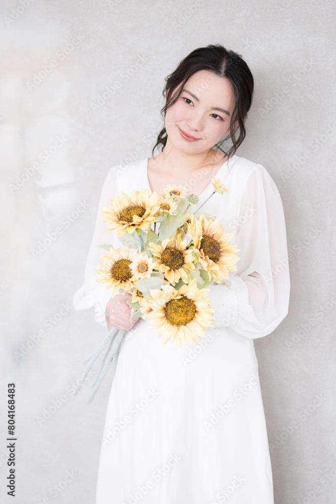 向日葵のブーケを持つかわいい花嫁　ブライダル、美容や前撮りなどのイメージ