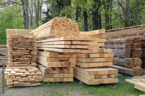 Divers bois de construction coupé et stocké a la scierie photo