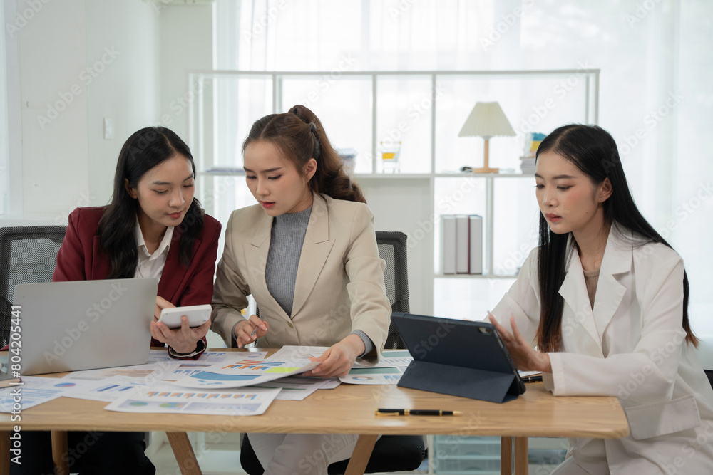 Asian businessmen, women and men Talk about new projects, presents at home office. Asian businessmen, women and men Talk about new projects, presents at home office.
