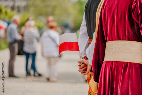 Flaga Polski trzymana w dłoni