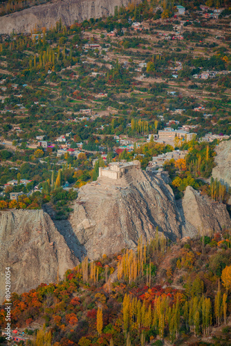 Fotografía Mountain settlement and autumn trees beyond a rocky cliff