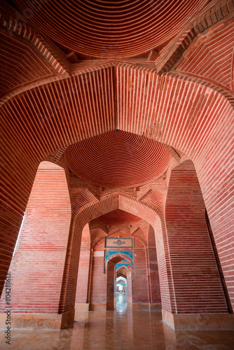 Принти на полотні Repeating red brick arches in a vaulted architectural corridor