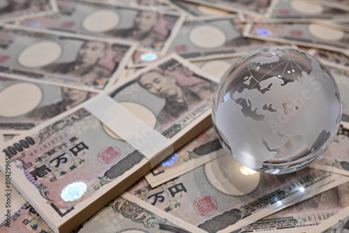 大量の一万円札とガラスの地球儀　10,000 yen bills and a glass globe	