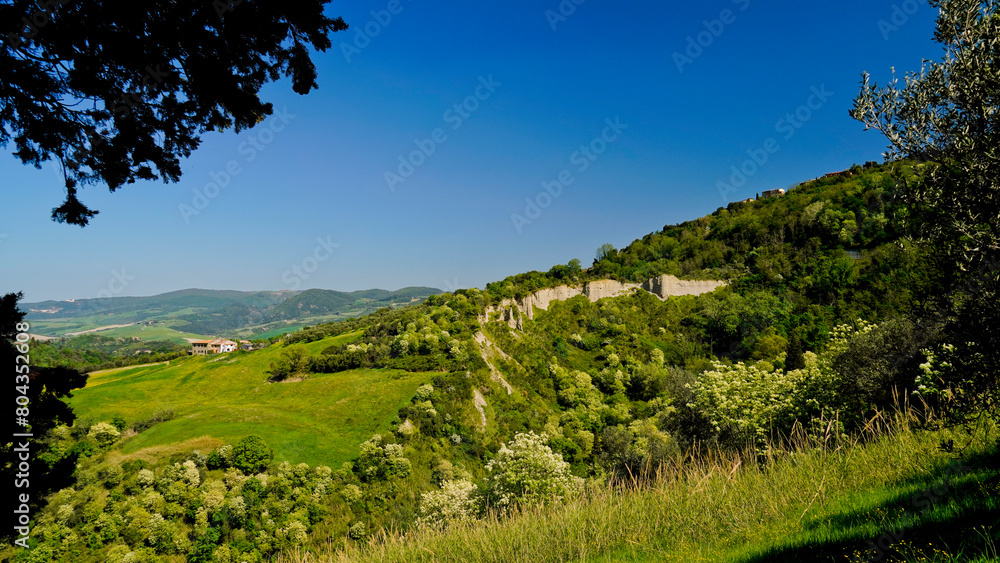 Panorama delle caratteristiche le Balze di Volterra, sporgenze calcaree che caratterizzano il paesaggio nei dintorni di Volterra,provincia di Pisa,Toscana,Italia