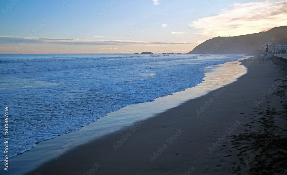 Obraz premium Waves coming in during sunrise in Zarautz, Spain