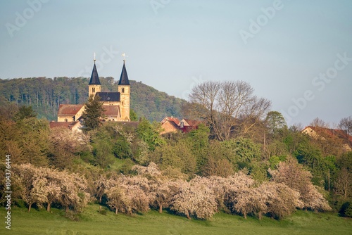Basilika und Kloster Münchenlohra (Thüringen, Deutschland) im Frühling während der Obstblüte