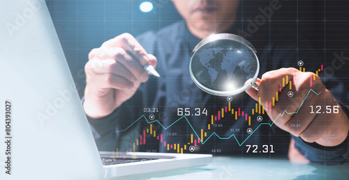 Foto Businessman using magnifying glass to Data analysis Business finance and investm