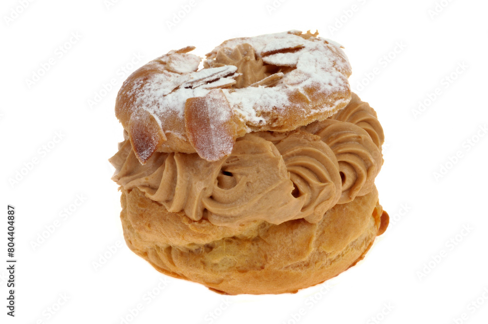 Paris-Brest en gros plan sur fond blanc Paris-Brest en gros plan sur fond blanc