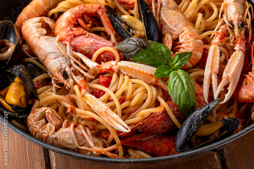 Fototapeta Naklejka Na Ścianę i Meble -  Spaghetti allo scoglio, ricetta tipica di pasta italiana condita con salsa ai frutti di mare, cibo italiano 