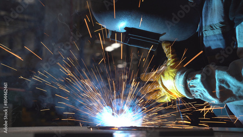 Foto Close up view a worker welding the  product