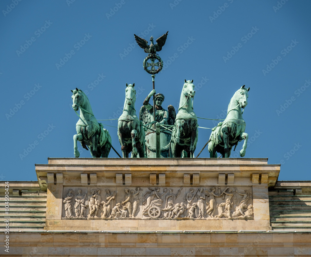 Obraz premium The famous Quadriga statue located on the historical Brandenburger Tor. Close-up high-resolution photo of the Brandenburger Tor and Qaudriga statue, symbols of Germany and Europe.