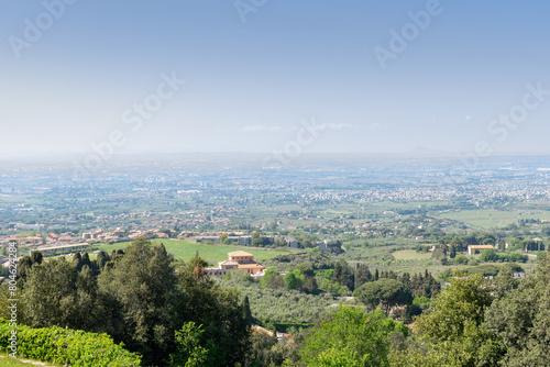 Obraz na płótnie Stunning view from the valley's overlook, revealing the outskirts of Rome on a sunny day against the backdrop of the distant horizon w salonie