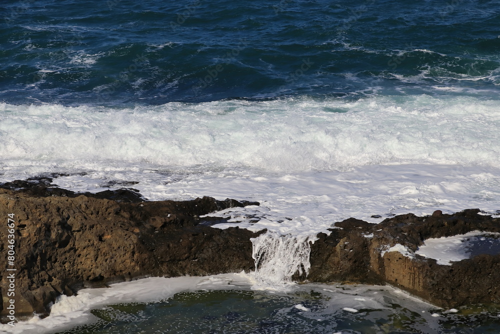 Fototapeta premium waves breaking on the rocks