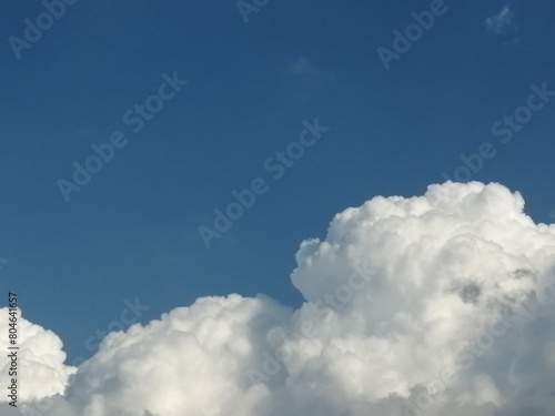 夏の青空と白い雲 文字入れ広告向き写真