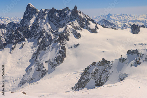 Blickfang im Mont-Blanc-Massiv; Bergkette der Grandes Jorasses und der Aretes de Rochefort, Blick von der Aiguille du Midi photo