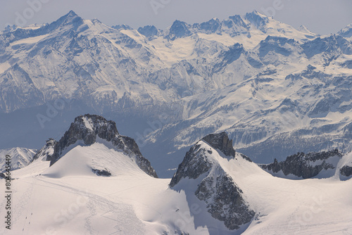 Hochalpine Bergwelt; Blick von der Aiguille du Midi über das Aostatal auf Grivola (3969) und Gran Paradiso (4061)