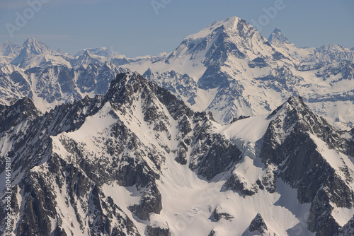 Imposante Alpengipfel im Fokus; Blick von der Aiguille du Midi nach Nordosten auf die Walliser Alpen mit Grand Combin (4314) und dem Matterhorn (4478) dahinter