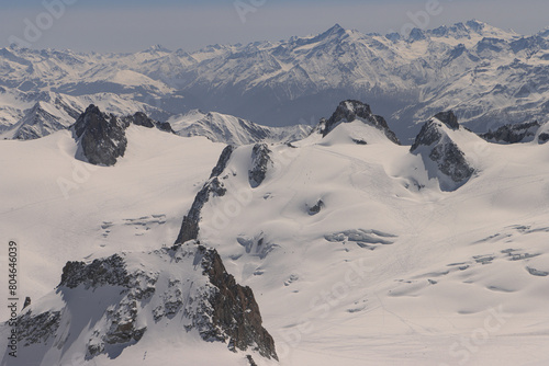 Majestätische Alpenlandschaft der Grajischen Alpen; Blick von der Aiguille du Midi noch Osten auf die italienischen Gipfel Grivola (3969) und Grand Paradiso (4061)