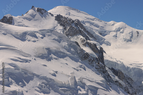 Blick zum König der Alpen; Mont Blanc (4810) mit Mont Maudit (4465), Blick von der Aiguille du Midi