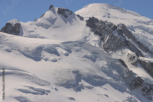 Blick von der Aiguille du Midi zum König der Alpen; Mont Blanc (4810), davor der Mont Maudit (4465) 