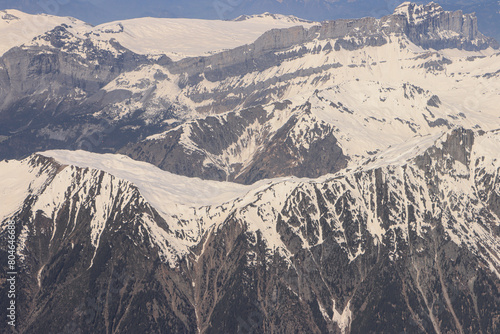 Hochalpien Bergwelt; Blick von der Aiguille du Midi über das Chamonixtal über das Aiguille-Rouges-Massiv bis zu den Dents du Midi