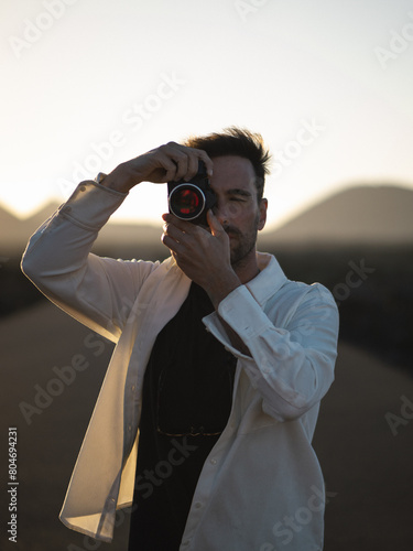 Hombre turista sacando fotos en Timanfaya Lanzarote photo